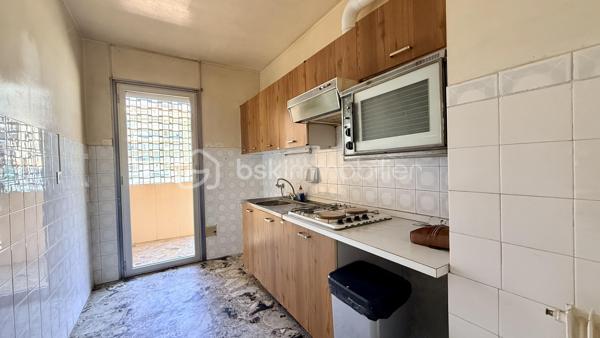En plein cœur de Vence, à proximité immédiate des commerces, des transports et de toutes les commodités, découvrez cet appartement traversant 2 pièces de 51,50 m² Loi Carrez, situé au 2ᵉ étage avec ascenseur d’une résidence.

L’appartement se compose d’une entrée, d’un séjour de plus de 20 m², d’une cuisine indépendante, d’une chambre avec placard, d’une salle de bains et d’un WC séparé. Il bénéficie également de deux terrasses et est vendu avec une cave.

Ce bien nécessite une rénovation et offre une belle opportunité de créer un intérieur entièrement à votre goût.

Il est équipé de la climatisation réversible, un véritable atout pour le confort au quotidien.

Les deux terrasses constituent un espace extérieur supplémentaire.

Cet appartement conviendra particulièrement à des acquéreurs recherchant un logement à personnaliser en centre-ville ou à des investisseurs souhaitant réaliser un projet locatif.

Les + :

* Centre-ville, tout accessible à pied
* Climatisation réversible
* Ascenseur
* Cave
* traversant

Une belle opportunité pour ceux qui privilégient l’emplacement et souhaitent rénover un appartement à leur image.

Pour visiter contactez, Marine Nascimento  au 0760033041