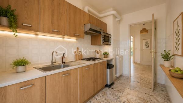En plein cœur de Vence, à proximité immédiate des commerces, des transports et de toutes les commodités, découvrez cet appartement traversant 2 pièces de 51,50 m² Loi Carrez, situé au 2ᵉ étage avec ascenseur d’une résidence.

L’appartement se compose d’une entrée, d’un séjour de plus de 20 m², d’une cuisine indépendante, d’une chambre avec placard, d’une salle de bains et d’un WC séparé. Il bénéficie également de deux terrasses et est vendu avec une cave.

Ce bien nécessite une rénovation et offre une belle opportunité de créer un intérieur entièrement à votre goût.

Il est équipé de la climatisation réversible, un véritable atout pour le confort au quotidien.

Les deux terrasses constituent un espace extérieur supplémentaire.

Cet appartement conviendra particulièrement à des acquéreurs recherchant un logement à personnaliser en centre-ville ou à des investisseurs souhaitant réaliser un projet locatif.

Les + :

* Centre-ville, tout accessible à pied
* Climatisation réversible
* Ascenseur
* Cave
* traversant

Une belle opportunité pour ceux qui privilégient l’emplacement et souhaitent rénover un appartement à leur image.

Pour visiter contactez, Marine Nascimento  au 0760033041
