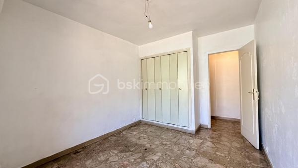 En plein cœur de Vence, à proximité immédiate des commerces, des transports et de toutes les commodités, découvrez cet appartement traversant 2 pièces de 51,50 m² Loi Carrez, situé au 2ᵉ étage avec ascenseur d’une résidence.

L’appartement se compose d’une entrée, d’un séjour de plus de 20 m², d’une cuisine indépendante, d’une chambre avec placard, d’une salle de bains et d’un WC séparé. Il bénéficie également de deux terrasses et est vendu avec une cave.

Ce bien nécessite une rénovation et offre une belle opportunité de créer un intérieur entièrement à votre goût.

Il est équipé de la climatisation réversible, un véritable atout pour le confort au quotidien.

Les deux terrasses constituent un espace extérieur supplémentaire.

Cet appartement conviendra particulièrement à des acquéreurs recherchant un logement à personnaliser en centre-ville ou à des investisseurs souhaitant réaliser un projet locatif.

Les + :

* Centre-ville, tout accessible à pied
* Climatisation réversible
* Ascenseur
* Cave
* traversant

Une belle opportunité pour ceux qui privilégient l’emplacement et souhaitent rénover un appartement à leur image.

Pour visiter contactez, Marine Nascimento  au 0760033041