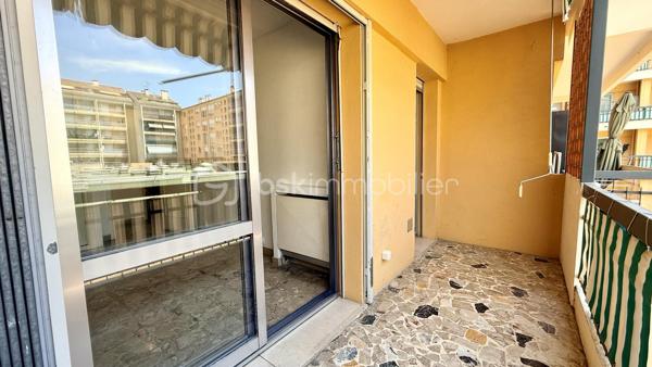 En plein cœur de Vence, à proximité immédiate des commerces, des transports et de toutes les commodités, découvrez cet appartement traversant 2 pièces de 51,50 m² Loi Carrez, situé au 2ᵉ étage avec ascenseur d’une résidence.

L’appartement se compose d’une entrée, d’un séjour de plus de 20 m², d’une cuisine indépendante, d’une chambre avec placard, d’une salle de bains et d’un WC séparé. Il bénéficie également de deux terrasses et est vendu avec une cave.

Ce bien nécessite une rénovation et offre une belle opportunité de créer un intérieur entièrement à votre goût.

Il est équipé de la climatisation réversible, un véritable atout pour le confort au quotidien.

Les deux terrasses constituent un espace extérieur supplémentaire.

Cet appartement conviendra particulièrement à des acquéreurs recherchant un logement à personnaliser en centre-ville ou à des investisseurs souhaitant réaliser un projet locatif.

Les + :

* Centre-ville, tout accessible à pied
* Climatisation réversible
* Ascenseur
* Cave
* traversant

Une belle opportunité pour ceux qui privilégient l’emplacement et souhaitent rénover un appartement à leur image.

Pour visiter contactez, Marine Nascimento  au 0760033041
