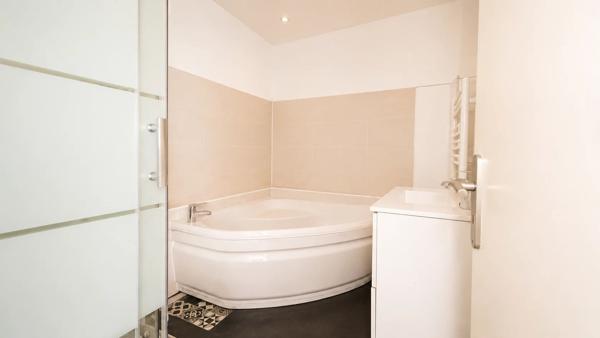 Location                                                      Appartement
                        
                     3 pièces                      84 m2                     à Pourrières