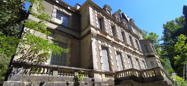 Château du 19e  avec dépendances et parc