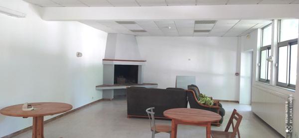 Château du 19e  avec dépendances et parc