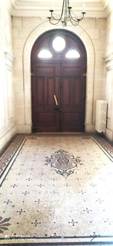 Château du 19e  avec dépendances et parc