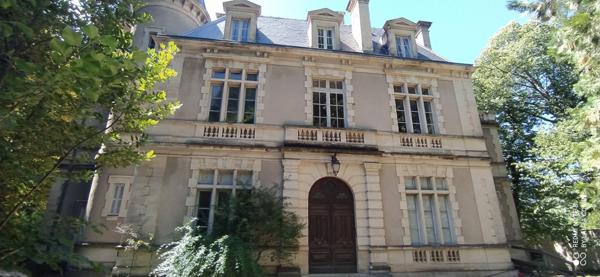 Château du 19e  avec dépendances et parc