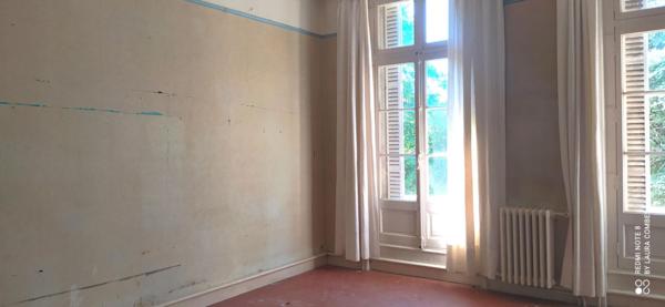 Château du 19e  avec dépendances et parc