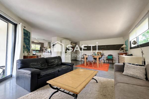 Maison d'habitation 4 faces, de type T6, comprenant 5 chambres, 4 salles de Bains, 2 WC