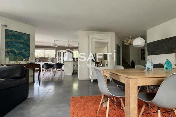 Maison d'habitation 4 faces, de type T6, comprenant 5 chambres, 4 salles de Bains, 2 WC