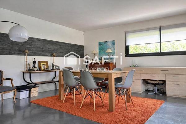 Maison d'habitation 4 faces, de type T6, comprenant 5 chambres, 4 salles de Bains, 2 WC