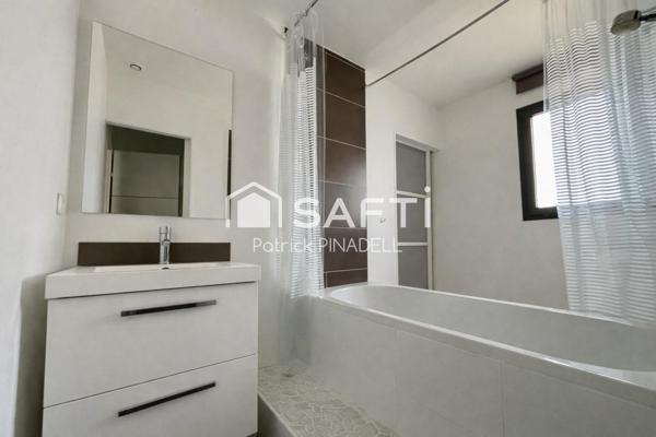 Maison d'habitation 4 faces, de type T6, comprenant 5 chambres, 4 salles de Bains, 2 WC