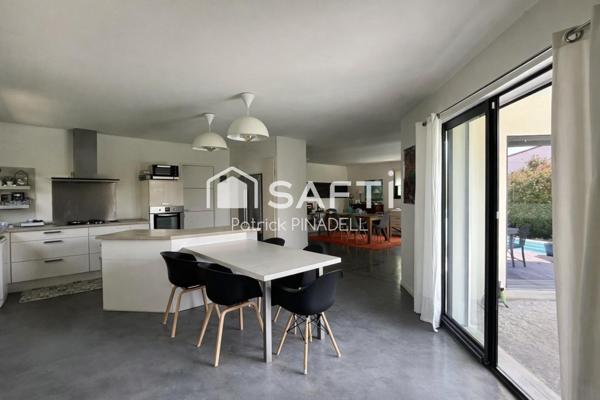 Maison d'habitation 4 faces, de type T6, comprenant 5 chambres, 4 salles de Bains, 2 WC