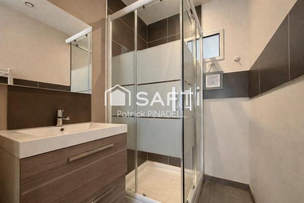 Maison d'habitation 4 faces, de type T6, comprenant 5 chambres, 4 salles de Bains, 2 WC