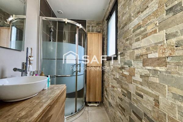 Maison d'habitation 4 faces, de type T6, comprenant 5 chambres, 4 salles de Bains, 2 WC