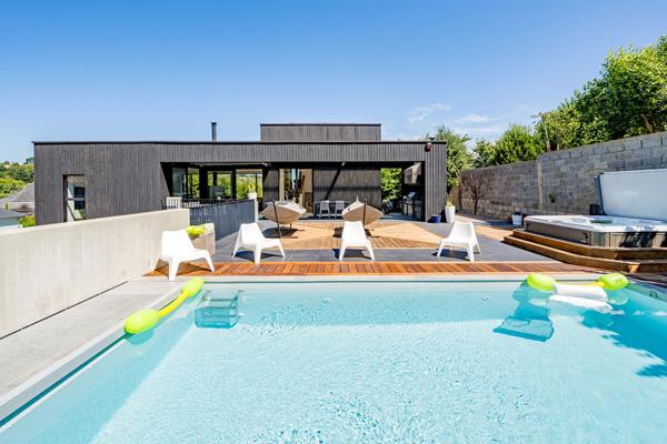 Maison d'architecte Meublée Piscine et Jacuzzi vue mer SAINT LAURENT