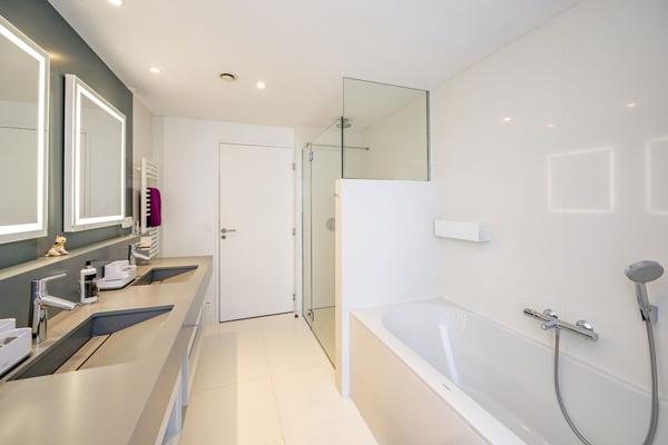 Maison d'architecte Meublée Piscine et Jacuzzi vue mer SAINT LAURENT