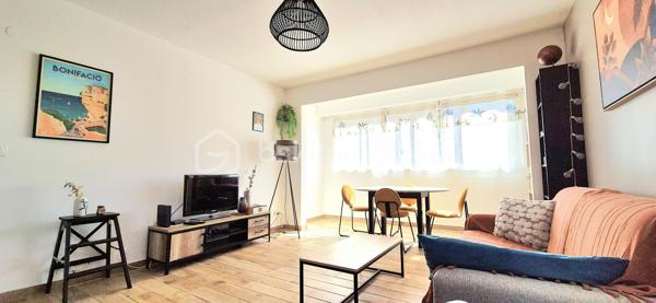 Dans une copropriété SÉCURISÉE, spacieux 2 pièces de 53m²(45.79m² carrez) situé au 2ème étage avec ascenseur complété d'une CAVE INDIVIDUELLE en rez de chaussée.
Profitant d'une double expo( Est/ Sud) , cet appartement offre un intérieur clair, soigné et bien agencé.

DES PRESTATIONS CONFORTABLES ET OPTIMISÉES:
●Pièce de vie lumineuse( 23m² env): Séjour convivial avec climatisation réversible récente,cuisine ouverte aménagée et sa loggia attenante offrant un espace de rangement idéal.
●Espace nuit au calme: une chambre confortable avec 2 placards intégrée, une grande salle d'eau optimisée et des wc indépendants.
●Entrée et annexes: Hall d'entrée avec placard et cave privative de 4.6m² env. Stationnement aisé aux abords.

LES PLUS:
■Copropriété valorisée: Ravalement de façade voté et déjà payé ( travaux prévus 2026- AG).
■Sérénité: Habitable de suite -bon état général et entretenu ( double vitrage, volets roulants, carrelage( imitation parquet) ..)
■Charges maîtrisées quasi tout inclus: eau chaude/eau froide/chauffage gaz/entretien espaces verts& copro /ascenseur...)

CADRE DE VIE ET LOCALISATION STRATÉGIQUE:
■Commodités à pied
■Plages  à 7 min env seulement

UN BIEN POLYVALENT: 
■Idéal 1er achat, résidence secondaire ou investissement locatif à rendement.

La présentation d'une pièce d'identité en cours de validité sera demandée à la visite, conformément à l'article L.561-5 du code monétaire et financier.