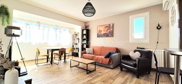 Dans une copropriété SÉCURISÉE, spacieux 2 pièces de 53m²(45.79m² carrez) situé au 2ème étage avec ascenseur complété d'une CAVE INDIVIDUELLE en rez de chaussée.
Profitant d'une double expo( Est/ Sud) , cet appartement offre un intérieur clair, soigné et bien agencé.

DES PRESTATIONS CONFORTABLES ET OPTIMISÉES:
●Pièce de vie lumineuse( 23m² env): Séjour convivial avec climatisation réversible récente,cuisine ouverte aménagée et sa loggia attenante offrant un espace de rangement idéal.
●Espace nuit au calme: une chambre confortable avec 2 placards intégrée, une grande salle d'eau optimisée et des wc indépendants.
●Entrée et annexes: Hall d'entrée avec placard et cave privative de 4.6m² env. Stationnement aisé aux abords.

LES PLUS:
■Copropriété valorisée: Ravalement de façade voté et déjà payé ( travaux prévus 2026- AG).
■Sérénité: Habitable de suite -bon état général et entretenu ( double vitrage, volets roulants, carrelage( imitation parquet) ..)
■Charges maîtrisées quasi tout inclus: eau chaude/eau froide/chauffage gaz/entretien espaces verts& copro /ascenseur...)

CADRE DE VIE ET LOCALISATION STRATÉGIQUE:
■Commodités à pied
■Plages  à 7 min env seulement

UN BIEN POLYVALENT: 
■Idéal 1er achat, résidence secondaire ou investissement locatif à rendement.

La présentation d'une pièce d'identité en cours de validité sera demandée à la visite, conformément à l'article L.561-5 du code monétaire et financier.
