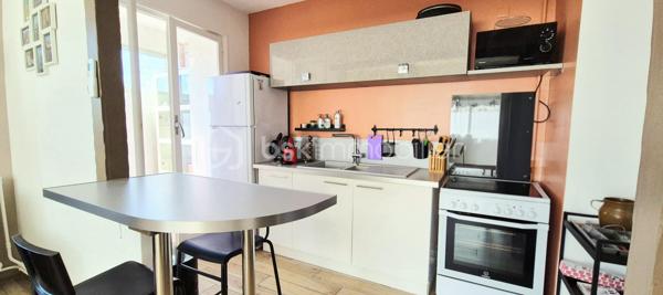 Dans une copropriété SÉCURISÉE, spacieux 2 pièces de 53m²(45.79m² carrez) situé au 2ème étage avec ascenseur complété d'une CAVE INDIVIDUELLE en rez de chaussée.
Profitant d'une double expo( Est/ Sud) , cet appartement offre un intérieur clair, soigné et bien agencé.

DES PRESTATIONS CONFORTABLES ET OPTIMISÉES:
●Pièce de vie lumineuse( 23m² env): Séjour convivial avec climatisation réversible récente,cuisine ouverte aménagée et sa loggia attenante offrant un espace de rangement idéal.
●Espace nuit au calme: une chambre confortable avec 2 placards intégrée, une grande salle d'eau optimisée et des wc indépendants.
●Entrée et annexes: Hall d'entrée avec placard et cave privative de 4.6m² env. Stationnement aisé aux abords.

LES PLUS:
■Copropriété valorisée: Ravalement de façade voté et déjà payé ( travaux prévus 2026- AG).
■Sérénité: Habitable de suite -bon état général et entretenu ( double vitrage, volets roulants, carrelage( imitation parquet) ..)
■Charges maîtrisées quasi tout inclus: eau chaude/eau froide/chauffage gaz/entretien espaces verts& copro /ascenseur...)

CADRE DE VIE ET LOCALISATION STRATÉGIQUE:
■Commodités à pied
■Plages  à 7 min env seulement

UN BIEN POLYVALENT: 
■Idéal 1er achat, résidence secondaire ou investissement locatif à rendement.

La présentation d'une pièce d'identité en cours de validité sera demandée à la visite, conformément à l'article L.561-5 du code monétaire et financier.