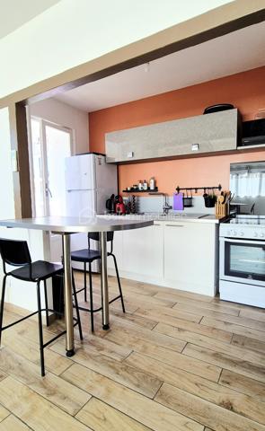 Dans une copropriété SÉCURISÉE, spacieux 2 pièces de 53m²(45.79m² carrez) situé au 2ème étage avec ascenseur complété d'une CAVE INDIVIDUELLE en rez de chaussée.
Profitant d'une double expo( Est/ Sud) , cet appartement offre un intérieur clair, soigné et bien agencé.

DES PRESTATIONS CONFORTABLES ET OPTIMISÉES:
●Pièce de vie lumineuse( 23m² env): Séjour convivial avec climatisation réversible récente,cuisine ouverte aménagée et sa loggia attenante offrant un espace de rangement idéal.
●Espace nuit au calme: une chambre confortable avec 2 placards intégrée, une grande salle d'eau optimisée et des wc indépendants.
●Entrée et annexes: Hall d'entrée avec placard et cave privative de 4.6m² env. Stationnement aisé aux abords.

LES PLUS:
■Copropriété valorisée: Ravalement de façade voté et déjà payé ( travaux prévus 2026- AG).
■Sérénité: Habitable de suite -bon état général et entretenu ( double vitrage, volets roulants, carrelage( imitation parquet) ..)
■Charges maîtrisées quasi tout inclus: eau chaude/eau froide/chauffage gaz/entretien espaces verts& copro /ascenseur...)

CADRE DE VIE ET LOCALISATION STRATÉGIQUE:
■Commodités à pied
■Plages  à 7 min env seulement

UN BIEN POLYVALENT: 
■Idéal 1er achat, résidence secondaire ou investissement locatif à rendement.

La présentation d'une pièce d'identité en cours de validité sera demandée à la visite, conformément à l'article L.561-5 du code monétaire et financier.