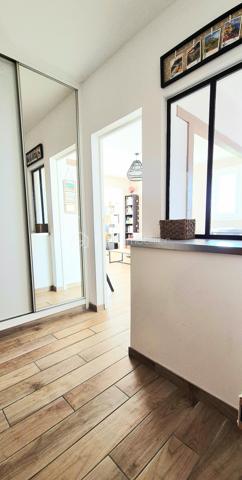 Dans une copropriété SÉCURISÉE, spacieux 2 pièces de 53m²(45.79m² carrez) situé au 2ème étage avec ascenseur complété d'une CAVE INDIVIDUELLE en rez de chaussée.
Profitant d'une double expo( Est/ Sud) , cet appartement offre un intérieur clair, soigné et bien agencé.

DES PRESTATIONS CONFORTABLES ET OPTIMISÉES:
●Pièce de vie lumineuse( 23m² env): Séjour convivial avec climatisation réversible récente,cuisine ouverte aménagée et sa loggia attenante offrant un espace de rangement idéal.
●Espace nuit au calme: une chambre confortable avec 2 placards intégrée, une grande salle d'eau optimisée et des wc indépendants.
●Entrée et annexes: Hall d'entrée avec placard et cave privative de 4.6m² env. Stationnement aisé aux abords.

LES PLUS:
■Copropriété valorisée: Ravalement de façade voté et déjà payé ( travaux prévus 2026- AG).
■Sérénité: Habitable de suite -bon état général et entretenu ( double vitrage, volets roulants, carrelage( imitation parquet) ..)
■Charges maîtrisées quasi tout inclus: eau chaude/eau froide/chauffage gaz/entretien espaces verts& copro /ascenseur...)

CADRE DE VIE ET LOCALISATION STRATÉGIQUE:
■Commodités à pied
■Plages  à 7 min env seulement

UN BIEN POLYVALENT: 
■Idéal 1er achat, résidence secondaire ou investissement locatif à rendement.

La présentation d'une pièce d'identité en cours de validité sera demandée à la visite, conformément à l'article L.561-5 du code monétaire et financier.