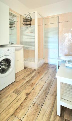 Dans une copropriété SÉCURISÉE, spacieux 2 pièces de 53m²(45.79m² carrez) situé au 2ème étage avec ascenseur complété d'une CAVE INDIVIDUELLE en rez de chaussée.
Profitant d'une double expo( Est/ Sud) , cet appartement offre un intérieur clair, soigné et bien agencé.

DES PRESTATIONS CONFORTABLES ET OPTIMISÉES:
●Pièce de vie lumineuse( 23m² env): Séjour convivial avec climatisation réversible récente,cuisine ouverte aménagée et sa loggia attenante offrant un espace de rangement idéal.
●Espace nuit au calme: une chambre confortable avec 2 placards intégrée, une grande salle d'eau optimisée et des wc indépendants.
●Entrée et annexes: Hall d'entrée avec placard et cave privative de 4.6m² env. Stationnement aisé aux abords.

LES PLUS:
■Copropriété valorisée: Ravalement de façade voté et déjà payé ( travaux prévus 2026- AG).
■Sérénité: Habitable de suite -bon état général et entretenu ( double vitrage, volets roulants, carrelage( imitation parquet) ..)
■Charges maîtrisées quasi tout inclus: eau chaude/eau froide/chauffage gaz/entretien espaces verts& copro /ascenseur...)

CADRE DE VIE ET LOCALISATION STRATÉGIQUE:
■Commodités à pied
■Plages  à 7 min env seulement

UN BIEN POLYVALENT: 
■Idéal 1er achat, résidence secondaire ou investissement locatif à rendement.

La présentation d'une pièce d'identité en cours de validité sera demandée à la visite, conformément à l'article L.561-5 du code monétaire et financier.