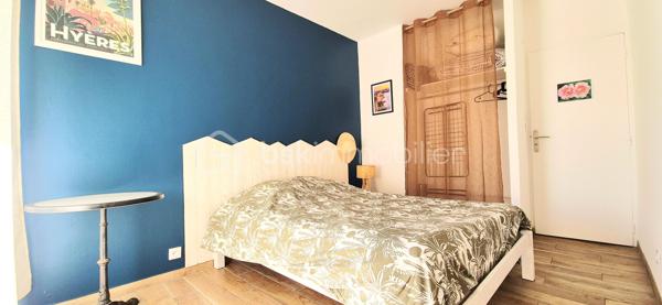 Dans une copropriété SÉCURISÉE, spacieux 2 pièces de 53m²(45.79m² carrez) situé au 2ème étage avec ascenseur complété d'une CAVE INDIVIDUELLE en rez de chaussée.
Profitant d'une double expo( Est/ Sud) , cet appartement offre un intérieur clair, soigné et bien agencé.

DES PRESTATIONS CONFORTABLES ET OPTIMISÉES:
●Pièce de vie lumineuse( 23m² env): Séjour convivial avec climatisation réversible récente,cuisine ouverte aménagée et sa loggia attenante offrant un espace de rangement idéal.
●Espace nuit au calme: une chambre confortable avec 2 placards intégrée, une grande salle d'eau optimisée et des wc indépendants.
●Entrée et annexes: Hall d'entrée avec placard et cave privative de 4.6m² env. Stationnement aisé aux abords.

LES PLUS:
■Copropriété valorisée: Ravalement de façade voté et déjà payé ( travaux prévus 2026- AG).
■Sérénité: Habitable de suite -bon état général et entretenu ( double vitrage, volets roulants, carrelage( imitation parquet) ..)
■Charges maîtrisées quasi tout inclus: eau chaude/eau froide/chauffage gaz/entretien espaces verts& copro /ascenseur...)

CADRE DE VIE ET LOCALISATION STRATÉGIQUE:
■Commodités à pied
■Plages  à 7 min env seulement

UN BIEN POLYVALENT: 
■Idéal 1er achat, résidence secondaire ou investissement locatif à rendement.

La présentation d'une pièce d'identité en cours de validité sera demandée à la visite, conformément à l'article L.561-5 du code monétaire et financier.