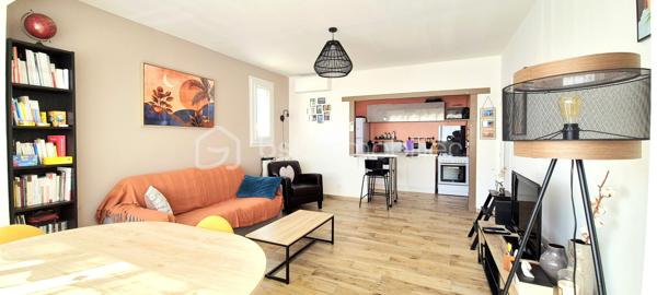 Dans une copropriété SÉCURISÉE, spacieux 2 pièces de 53m²(45.79m² carrez) situé au 2ème étage avec ascenseur complété d'une CAVE INDIVIDUELLE en rez de chaussée.
Profitant d'une double expo( Est/ Sud) , cet appartement offre un intérieur clair, soigné et bien agencé.

DES PRESTATIONS CONFORTABLES ET OPTIMISÉES:
●Pièce de vie lumineuse( 23m² env): Séjour convivial avec climatisation réversible récente,cuisine ouverte aménagée et sa loggia attenante offrant un espace de rangement idéal.
●Espace nuit au calme: une chambre confortable avec 2 placards intégrée, une grande salle d'eau optimisée et des wc indépendants.
●Entrée et annexes: Hall d'entrée avec placard et cave privative de 4.6m² env. Stationnement aisé aux abords.

LES PLUS:
■Copropriété valorisée: Ravalement de façade voté et déjà payé ( travaux prévus 2026- AG).
■Sérénité: Habitable de suite -bon état général et entretenu ( double vitrage, volets roulants, carrelage( imitation parquet) ..)
■Charges maîtrisées quasi tout inclus: eau chaude/eau froide/chauffage gaz/entretien espaces verts& copro /ascenseur...)

CADRE DE VIE ET LOCALISATION STRATÉGIQUE:
■Commodités à pied
■Plages  à 7 min env seulement

UN BIEN POLYVALENT: 
■Idéal 1er achat, résidence secondaire ou investissement locatif à rendement.

La présentation d'une pièce d'identité en cours de validité sera demandée à la visite, conformément à l'article L.561-5 du code monétaire et financier.