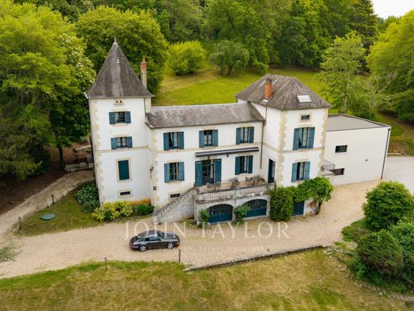 Domaine d’exception avec activité hoteliere et restaurationau coeur du perrigord blanc – Château du XVIIIᵉ siècle au cœur d’un parc boisé de 3,5 hectares