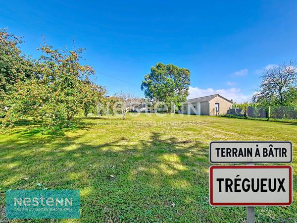 A VENDRE - TREGUEUX - Terrain constructible de 893 m²- hors lotissement - libre de constructeur