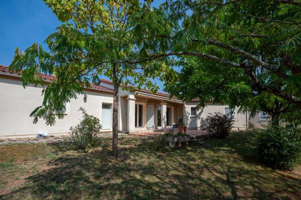 Maison contemporaine - Cazals Secteur Cazals - Agréable Contemporaine de plain-pied avec garage sur 1057 m² arborés proche commerces