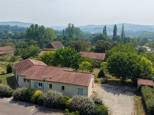 Maison contemporaine - Cazals Secteur Cazals - Agréable Contemporaine de plain-pied avec garage sur 1057 m² arborés proche commerces