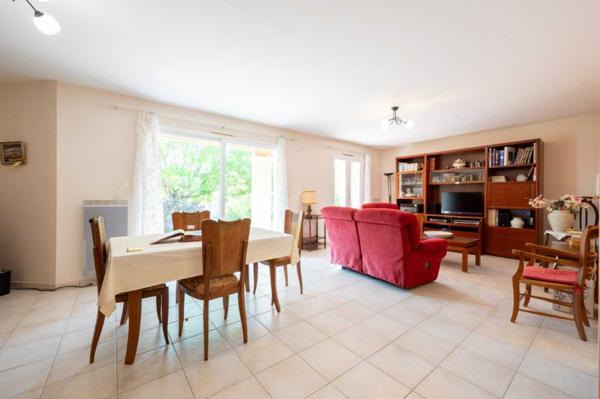 Maison contemporaine - Cazals Secteur Cazals - Agréable Contemporaine de plain-pied avec garage sur 1057 m² arborés proche commerces