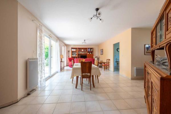 Maison contemporaine - Cazals Secteur Cazals - Agréable Contemporaine de plain-pied avec garage sur 1057 m² arborés proche commerces