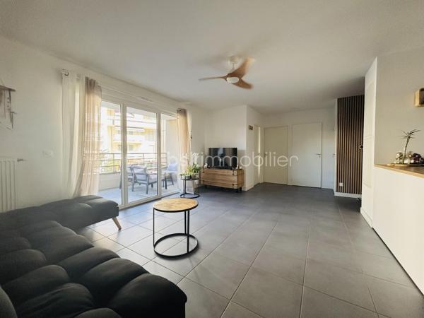 Venez découvrir ce magnifique appartement T3 de 67,50 m², situé au sein d'une résidence récente, construite entre la fin de l'année 2024 et le début de l'année 2025. 

Offrant des prestations modernes et un confort optimal, ce bien saura vous séduire par ses volumes généreux, sa luminosité et son environnement paisible.

Dès l'entrée, vous accédez à un hall de 3,70 m² desservant les différentes pièces de l'appartement avec un placard.

L'espace de vie, d'une superficie de 32,80 m², se compose d'un séjour lumineux avec une cuisine entièrement équipée, ouverte sur la pièce principale. 
Cet espace convivial s'ouvre sur un agréable balcon de 11 m², exposé Est.

L'espace nuit comprend deux chambres :
une spacieuse chambre de 14,80 m², agrémentée d'un grand placard aménagé sur toute la longueur du mur
une seconde chambre de 9 m², parfaite pour une chambre d'enfant, un bureau ou une chambre d'amis.

L'appartement dispose également d'une salle de bains de 5,20 m² ainsi que d'un WC indépendant de 2 m².

Le chauffage est assuré par une chaudière individuelle au gaz, garantissant une gestion autonome de votre consommation.

Vous profiterez également d'une place de parking privative en sous-sol, un véritable atout pour AIX-LES-BAINS.

La résidence est entièrement sécurisée, avec un système de vidéosurveillance et un visiophone pour chaque appartement, assurant tranquillité et contrôle des accès. 

De plus, l'appartement bénéficie d'un emplacement particulièrement calme, à l'écart de la circulation, puisqu'il ne donne pas sur la route.

Idéalement située, cette résidence bénéficie d'un emplacement pratique : à seulement 750 m de la gare SNCF, 980 m de la mairie et 1,1 km de la première école primaire. Une ligne de bus régulière est également accessible au pied de la résidence, facilitant tous vos déplacements au quotidien.

PS: Attention l'appartement sera libre qu'à la fin du mois de Février