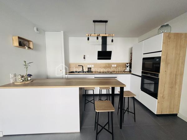 Venez découvrir ce magnifique appartement T3 de 67,50 m², situé au sein d'une résidence récente, construite entre la fin de l'année 2024 et le début de l'année 2025. 

Offrant des prestations modernes et un confort optimal, ce bien saura vous séduire par ses volumes généreux, sa luminosité et son environnement paisible.

Dès l'entrée, vous accédez à un hall de 3,70 m² desservant les différentes pièces de l'appartement avec un placard.

L'espace de vie, d'une superficie de 32,80 m², se compose d'un séjour lumineux avec une cuisine entièrement équipée, ouverte sur la pièce principale. 
Cet espace convivial s'ouvre sur un agréable balcon de 11 m², exposé Est.

L'espace nuit comprend deux chambres :
une spacieuse chambre de 14,80 m², agrémentée d'un grand placard aménagé sur toute la longueur du mur
une seconde chambre de 9 m², parfaite pour une chambre d'enfant, un bureau ou une chambre d'amis.

L'appartement dispose également d'une salle de bains de 5,20 m² ainsi que d'un WC indépendant de 2 m².

Le chauffage est assuré par une chaudière individuelle au gaz, garantissant une gestion autonome de votre consommation.

Vous profiterez également d'une place de parking privative en sous-sol, un véritable atout pour AIX-LES-BAINS.

La résidence est entièrement sécurisée, avec un système de vidéosurveillance et un visiophone pour chaque appartement, assurant tranquillité et contrôle des accès. 

De plus, l'appartement bénéficie d'un emplacement particulièrement calme, à l'écart de la circulation, puisqu'il ne donne pas sur la route.

Idéalement située, cette résidence bénéficie d'un emplacement pratique : à seulement 750 m de la gare SNCF, 980 m de la mairie et 1,1 km de la première école primaire. Une ligne de bus régulière est également accessible au pied de la résidence, facilitant tous vos déplacements au quotidien.

PS: Attention l'appartement sera libre qu'à la fin du mois de Février