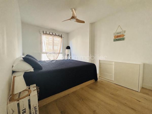 Venez découvrir ce magnifique appartement T3 de 67,50 m², situé au sein d'une résidence récente, construite entre la fin de l'année 2024 et le début de l'année 2025. 

Offrant des prestations modernes et un confort optimal, ce bien saura vous séduire par ses volumes généreux, sa luminosité et son environnement paisible.

Dès l'entrée, vous accédez à un hall de 3,70 m² desservant les différentes pièces de l'appartement avec un placard.

L'espace de vie, d'une superficie de 32,80 m², se compose d'un séjour lumineux avec une cuisine entièrement équipée, ouverte sur la pièce principale. 
Cet espace convivial s'ouvre sur un agréable balcon de 11 m², exposé Est.

L'espace nuit comprend deux chambres :
une spacieuse chambre de 14,80 m², agrémentée d'un grand placard aménagé sur toute la longueur du mur
une seconde chambre de 9 m², parfaite pour une chambre d'enfant, un bureau ou une chambre d'amis.

L'appartement dispose également d'une salle de bains de 5,20 m² ainsi que d'un WC indépendant de 2 m².

Le chauffage est assuré par une chaudière individuelle au gaz, garantissant une gestion autonome de votre consommation.

Vous profiterez également d'une place de parking privative en sous-sol, un véritable atout pour AIX-LES-BAINS.

La résidence est entièrement sécurisée, avec un système de vidéosurveillance et un visiophone pour chaque appartement, assurant tranquillité et contrôle des accès. 

De plus, l'appartement bénéficie d'un emplacement particulièrement calme, à l'écart de la circulation, puisqu'il ne donne pas sur la route.

Idéalement située, cette résidence bénéficie d'un emplacement pratique : à seulement 750 m de la gare SNCF, 980 m de la mairie et 1,1 km de la première école primaire. Une ligne de bus régulière est également accessible au pied de la résidence, facilitant tous vos déplacements au quotidien.

PS: Attention l'appartement sera libre qu'à la fin du mois de Février