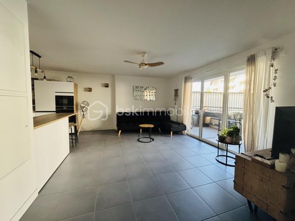 Venez découvrir ce magnifique appartement T3 de 67,50 m², situé au sein d'une résidence récente, construite entre la fin de l'année 2024 et le début de l'année 2025. 

Offrant des prestations modernes et un confort optimal, ce bien saura vous séduire par ses volumes généreux, sa luminosité et son environnement paisible.

Dès l'entrée, vous accédez à un hall de 3,70 m² desservant les différentes pièces de l'appartement avec un placard.

L'espace de vie, d'une superficie de 32,80 m², se compose d'un séjour lumineux avec une cuisine entièrement équipée, ouverte sur la pièce principale. 
Cet espace convivial s'ouvre sur un agréable balcon de 11 m², exposé Est.

L'espace nuit comprend deux chambres :
une spacieuse chambre de 14,80 m², agrémentée d'un grand placard aménagé sur toute la longueur du mur
une seconde chambre de 9 m², parfaite pour une chambre d'enfant, un bureau ou une chambre d'amis.

L'appartement dispose également d'une salle de bains de 5,20 m² ainsi que d'un WC indépendant de 2 m².

Le chauffage est assuré par une chaudière individuelle au gaz, garantissant une gestion autonome de votre consommation.

Vous profiterez également d'une place de parking privative en sous-sol, un véritable atout pour AIX-LES-BAINS.

La résidence est entièrement sécurisée, avec un système de vidéosurveillance et un visiophone pour chaque appartement, assurant tranquillité et contrôle des accès. 

De plus, l'appartement bénéficie d'un emplacement particulièrement calme, à l'écart de la circulation, puisqu'il ne donne pas sur la route.

Idéalement située, cette résidence bénéficie d'un emplacement pratique : à seulement 750 m de la gare SNCF, 980 m de la mairie et 1,1 km de la première école primaire. Une ligne de bus régulière est également accessible au pied de la résidence, facilitant tous vos déplacements au quotidien.

PS: Attention l'appartement sera libre qu'à la fin du mois de Février