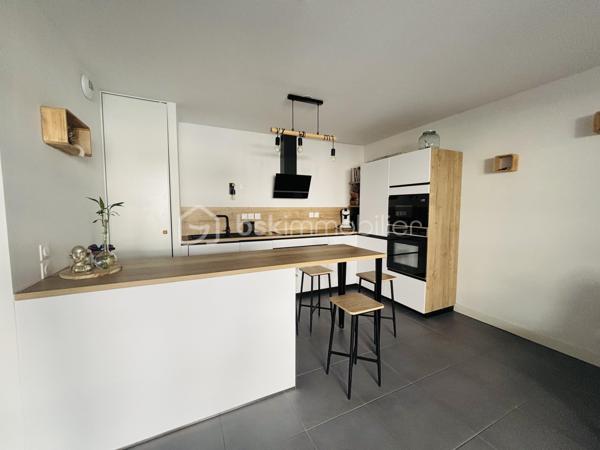 Venez découvrir ce magnifique appartement T3 de 67,50 m², situé au sein d'une résidence récente, construite entre la fin de l'année 2024 et le début de l'année 2025. 

Offrant des prestations modernes et un confort optimal, ce bien saura vous séduire par ses volumes généreux, sa luminosité et son environnement paisible.

Dès l'entrée, vous accédez à un hall de 3,70 m² desservant les différentes pièces de l'appartement avec un placard.

L'espace de vie, d'une superficie de 32,80 m², se compose d'un séjour lumineux avec une cuisine entièrement équipée, ouverte sur la pièce principale. 
Cet espace convivial s'ouvre sur un agréable balcon de 11 m², exposé Est.

L'espace nuit comprend deux chambres :
une spacieuse chambre de 14,80 m², agrémentée d'un grand placard aménagé sur toute la longueur du mur
une seconde chambre de 9 m², parfaite pour une chambre d'enfant, un bureau ou une chambre d'amis.

L'appartement dispose également d'une salle de bains de 5,20 m² ainsi que d'un WC indépendant de 2 m².

Le chauffage est assuré par une chaudière individuelle au gaz, garantissant une gestion autonome de votre consommation.

Vous profiterez également d'une place de parking privative en sous-sol, un véritable atout pour AIX-LES-BAINS.

La résidence est entièrement sécurisée, avec un système de vidéosurveillance et un visiophone pour chaque appartement, assurant tranquillité et contrôle des accès. 

De plus, l'appartement bénéficie d'un emplacement particulièrement calme, à l'écart de la circulation, puisqu'il ne donne pas sur la route.

Idéalement située, cette résidence bénéficie d'un emplacement pratique : à seulement 750 m de la gare SNCF, 980 m de la mairie et 1,1 km de la première école primaire. Une ligne de bus régulière est également accessible au pied de la résidence, facilitant tous vos déplacements au quotidien.

PS: Attention l'appartement sera libre qu'à la fin du mois de Février