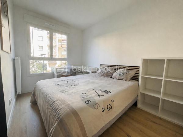 Venez découvrir ce magnifique appartement T3 de 67,50 m², situé au sein d'une résidence récente, construite entre la fin de l'année 2024 et le début de l'année 2025. 

Offrant des prestations modernes et un confort optimal, ce bien saura vous séduire par ses volumes généreux, sa luminosité et son environnement paisible.

Dès l'entrée, vous accédez à un hall de 3,70 m² desservant les différentes pièces de l'appartement avec un placard.

L'espace de vie, d'une superficie de 32,80 m², se compose d'un séjour lumineux avec une cuisine entièrement équipée, ouverte sur la pièce principale. 
Cet espace convivial s'ouvre sur un agréable balcon de 11 m², exposé Est.

L'espace nuit comprend deux chambres :
une spacieuse chambre de 14,80 m², agrémentée d'un grand placard aménagé sur toute la longueur du mur
une seconde chambre de 9 m², parfaite pour une chambre d'enfant, un bureau ou une chambre d'amis.

L'appartement dispose également d'une salle de bains de 5,20 m² ainsi que d'un WC indépendant de 2 m².

Le chauffage est assuré par une chaudière individuelle au gaz, garantissant une gestion autonome de votre consommation.

Vous profiterez également d'une place de parking privative en sous-sol, un véritable atout pour AIX-LES-BAINS.

La résidence est entièrement sécurisée, avec un système de vidéosurveillance et un visiophone pour chaque appartement, assurant tranquillité et contrôle des accès. 

De plus, l'appartement bénéficie d'un emplacement particulièrement calme, à l'écart de la circulation, puisqu'il ne donne pas sur la route.

Idéalement située, cette résidence bénéficie d'un emplacement pratique : à seulement 750 m de la gare SNCF, 980 m de la mairie et 1,1 km de la première école primaire. Une ligne de bus régulière est également accessible au pied de la résidence, facilitant tous vos déplacements au quotidien.

PS: Attention l'appartement sera libre qu'à la fin du mois de Février