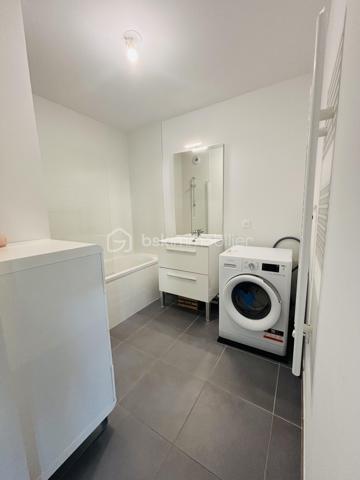 Venez découvrir ce magnifique appartement T3 de 67,50 m², situé au sein d'une résidence récente, construite entre la fin de l'année 2024 et le début de l'année 2025. 

Offrant des prestations modernes et un confort optimal, ce bien saura vous séduire par ses volumes généreux, sa luminosité et son environnement paisible.

Dès l'entrée, vous accédez à un hall de 3,70 m² desservant les différentes pièces de l'appartement avec un placard.

L'espace de vie, d'une superficie de 32,80 m², se compose d'un séjour lumineux avec une cuisine entièrement équipée, ouverte sur la pièce principale. 
Cet espace convivial s'ouvre sur un agréable balcon de 11 m², exposé Est.

L'espace nuit comprend deux chambres :
une spacieuse chambre de 14,80 m², agrémentée d'un grand placard aménagé sur toute la longueur du mur
une seconde chambre de 9 m², parfaite pour une chambre d'enfant, un bureau ou une chambre d'amis.

L'appartement dispose également d'une salle de bains de 5,20 m² ainsi que d'un WC indépendant de 2 m².

Le chauffage est assuré par une chaudière individuelle au gaz, garantissant une gestion autonome de votre consommation.

Vous profiterez également d'une place de parking privative en sous-sol, un véritable atout pour AIX-LES-BAINS.

La résidence est entièrement sécurisée, avec un système de vidéosurveillance et un visiophone pour chaque appartement, assurant tranquillité et contrôle des accès. 

De plus, l'appartement bénéficie d'un emplacement particulièrement calme, à l'écart de la circulation, puisqu'il ne donne pas sur la route.

Idéalement située, cette résidence bénéficie d'un emplacement pratique : à seulement 750 m de la gare SNCF, 980 m de la mairie et 1,1 km de la première école primaire. Une ligne de bus régulière est également accessible au pied de la résidence, facilitant tous vos déplacements au quotidien.

PS: Attention l'appartement sera libre qu'à la fin du mois de Février