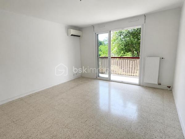 Appartement T2 avec balcon en RDC, garage et parking – Résidence Le Bel Ormeaux – Aix-en-Provence

Vous recherchez un appartement lumineux avec un fort potentiel dans un secteur recherché d'Aix-en-Provence ? Cette opportunité est faite pour vous !

Situé au sein de la résidence Le Bel Ormeaux, avenue Jean-Paul Coste, cet appartement de type 2 bénéficie d'une exposition plein sud, idéale pour profiter d'une belle luminosité tout au long de la journée.

Dès l'entrée, vous découvrirez un séjour de 16 m², équipé d'une climatisation réversible, ouvrant sur un balcon de 7 m², parfait pour profiter des journées ensoleillées. La cuisine indépendante de 11 m² offre un bel espace fonctionnel. Côté nuit, vous disposerez d'une chambre de 11 m² avec placard, d'un dressing de 2,5 m², d'une salle de bains de 7 m² ainsi que d'un WC indépendant.

Les fenêtres en PVC double vitrage assurent un excellent confort thermique et phonique.

En complément, ce bien dispose d'un garage fermé d'environ 15 m² ainsi que d'une place de parking privative, deux prestations particulièrement recherchées à Aix-en-Provence.

Quelques travaux de rafraîchissement permettront de révéler tout le potentiel de cet appartement et de le personnaliser selon vos goûts.

Un emplacement privilégié

La résidence bénéficie d'un environnement pratique avec de nombreux commerces de proximité, accessibles en quelques minutes. Vous rejoindrez également le centre-ville d'Aix-en-Provence et le Cours Mirabeau en seulement 7 à 10 minutes en voiture ou en environ 30 à 35 minutes à pied, tout en profitant d'un cadre de vie agréable.

Les atouts du bien :

✔ Résidence calme et recherchée
✔ Exposition plein sud
✔ Balcon de 7 m²
✔ Séjour climatisé
✔ Cuisine indépendante de 11 m²
✔ Chambre avec placard
✔ Dressing
✔ Double vitrage PVC
✔ Garage fermé d'environ 15 m²
✔ Place de parking privative
✔ Commerces à proximité immédiate
✔ Centre-ville rapidement accessible
✔ Beau potentiel après rénovation

Idéal pour un premier achat, un pied-à-terre ou un investissement locatif, cet appartement réunit tous les critères pour un projet réussi.

📞 N'attendez plus pour le découvrir ! Contactez moi dès aujourd'hui afin d'organiser une visite.