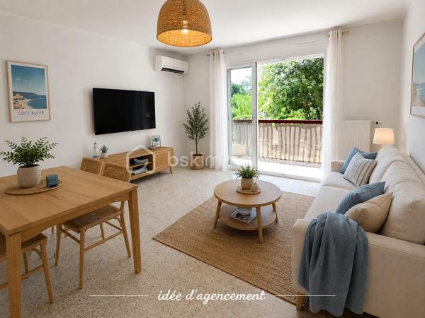 Appartement T2 avec balcon en RDC, garage et parking – Résidence Le Bel Ormeaux – Aix-en-Provence

Vous recherchez un appartement lumineux avec un fort potentiel dans un secteur recherché d'Aix-en-Provence ? Cette opportunité est faite pour vous !

Situé au sein de la résidence Le Bel Ormeaux, avenue Jean-Paul Coste, cet appartement de type 2 bénéficie d'une exposition plein sud, idéale pour profiter d'une belle luminosité tout au long de la journée.

Dès l'entrée, vous découvrirez un séjour de 16 m², équipé d'une climatisation réversible, ouvrant sur un balcon de 7 m², parfait pour profiter des journées ensoleillées. La cuisine indépendante de 11 m² offre un bel espace fonctionnel. Côté nuit, vous disposerez d'une chambre de 11 m² avec placard, d'un dressing de 2,5 m², d'une salle de bains de 7 m² ainsi que d'un WC indépendant.

Les fenêtres en PVC double vitrage assurent un excellent confort thermique et phonique.

En complément, ce bien dispose d'un garage fermé d'environ 15 m² ainsi que d'une place de parking privative, deux prestations particulièrement recherchées à Aix-en-Provence.

Quelques travaux de rafraîchissement permettront de révéler tout le potentiel de cet appartement et de le personnaliser selon vos goûts.

Un emplacement privilégié

La résidence bénéficie d'un environnement pratique avec de nombreux commerces de proximité, accessibles en quelques minutes. Vous rejoindrez également le centre-ville d'Aix-en-Provence et le Cours Mirabeau en seulement 7 à 10 minutes en voiture ou en environ 30 à 35 minutes à pied, tout en profitant d'un cadre de vie agréable.

Les atouts du bien :

✔ Résidence calme et recherchée
✔ Exposition plein sud
✔ Balcon de 7 m²
✔ Séjour climatisé
✔ Cuisine indépendante de 11 m²
✔ Chambre avec placard
✔ Dressing
✔ Double vitrage PVC
✔ Garage fermé d'environ 15 m²
✔ Place de parking privative
✔ Commerces à proximité immédiate
✔ Centre-ville rapidement accessible
✔ Beau potentiel après rénovation

Idéal pour un premier achat, un pied-à-terre ou un investissement locatif, cet appartement réunit tous les critères pour un projet réussi.

📞 N'attendez plus pour le découvrir ! Contactez moi dès aujourd'hui afin d'organiser une visite.