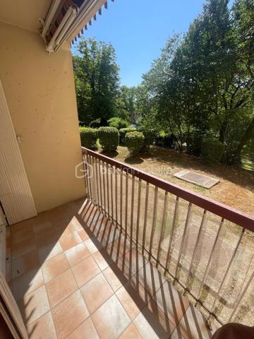 Appartement T2 avec balcon en RDC, garage et parking – Résidence Le Bel Ormeaux – Aix-en-Provence

Vous recherchez un appartement lumineux avec un fort potentiel dans un secteur recherché d'Aix-en-Provence ? Cette opportunité est faite pour vous !

Situé au sein de la résidence Le Bel Ormeaux, avenue Jean-Paul Coste, cet appartement de type 2 bénéficie d'une exposition plein sud, idéale pour profiter d'une belle luminosité tout au long de la journée.

Dès l'entrée, vous découvrirez un séjour de 16 m², équipé d'une climatisation réversible, ouvrant sur un balcon de 7 m², parfait pour profiter des journées ensoleillées. La cuisine indépendante de 11 m² offre un bel espace fonctionnel. Côté nuit, vous disposerez d'une chambre de 11 m² avec placard, d'un dressing de 2,5 m², d'une salle de bains de 7 m² ainsi que d'un WC indépendant.

Les fenêtres en PVC double vitrage assurent un excellent confort thermique et phonique.

En complément, ce bien dispose d'un garage fermé d'environ 15 m² ainsi que d'une place de parking privative, deux prestations particulièrement recherchées à Aix-en-Provence.

Quelques travaux de rafraîchissement permettront de révéler tout le potentiel de cet appartement et de le personnaliser selon vos goûts.

Un emplacement privilégié

La résidence bénéficie d'un environnement pratique avec de nombreux commerces de proximité, accessibles en quelques minutes. Vous rejoindrez également le centre-ville d'Aix-en-Provence et le Cours Mirabeau en seulement 7 à 10 minutes en voiture ou en environ 30 à 35 minutes à pied, tout en profitant d'un cadre de vie agréable.

Les atouts du bien :

✔ Résidence calme et recherchée
✔ Exposition plein sud
✔ Balcon de 7 m²
✔ Séjour climatisé
✔ Cuisine indépendante de 11 m²
✔ Chambre avec placard
✔ Dressing
✔ Double vitrage PVC
✔ Garage fermé d'environ 15 m²
✔ Place de parking privative
✔ Commerces à proximité immédiate
✔ Centre-ville rapidement accessible
✔ Beau potentiel après rénovation

Idéal pour un premier achat, un pied-à-terre ou un investissement locatif, cet appartement réunit tous les critères pour un projet réussi.

📞 N'attendez plus pour le découvrir ! Contactez moi dès aujourd'hui afin d'organiser une visite.