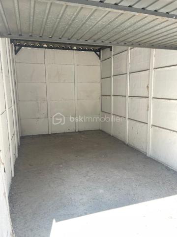 Appartement T2 avec balcon en RDC, garage et parking – Résidence Le Bel Ormeaux – Aix-en-Provence

Vous recherchez un appartement lumineux avec un fort potentiel dans un secteur recherché d'Aix-en-Provence ? Cette opportunité est faite pour vous !

Situé au sein de la résidence Le Bel Ormeaux, avenue Jean-Paul Coste, cet appartement de type 2 bénéficie d'une exposition plein sud, idéale pour profiter d'une belle luminosité tout au long de la journée.

Dès l'entrée, vous découvrirez un séjour de 16 m², équipé d'une climatisation réversible, ouvrant sur un balcon de 7 m², parfait pour profiter des journées ensoleillées. La cuisine indépendante de 11 m² offre un bel espace fonctionnel. Côté nuit, vous disposerez d'une chambre de 11 m² avec placard, d'un dressing de 2,5 m², d'une salle de bains de 7 m² ainsi que d'un WC indépendant.

Les fenêtres en PVC double vitrage assurent un excellent confort thermique et phonique.

En complément, ce bien dispose d'un garage fermé d'environ 15 m² ainsi que d'une place de parking privative, deux prestations particulièrement recherchées à Aix-en-Provence.

Quelques travaux de rafraîchissement permettront de révéler tout le potentiel de cet appartement et de le personnaliser selon vos goûts.

Un emplacement privilégié

La résidence bénéficie d'un environnement pratique avec de nombreux commerces de proximité, accessibles en quelques minutes. Vous rejoindrez également le centre-ville d'Aix-en-Provence et le Cours Mirabeau en seulement 7 à 10 minutes en voiture ou en environ 30 à 35 minutes à pied, tout en profitant d'un cadre de vie agréable.

Les atouts du bien :

✔ Résidence calme et recherchée
✔ Exposition plein sud
✔ Balcon de 7 m²
✔ Séjour climatisé
✔ Cuisine indépendante de 11 m²
✔ Chambre avec placard
✔ Dressing
✔ Double vitrage PVC
✔ Garage fermé d'environ 15 m²
✔ Place de parking privative
✔ Commerces à proximité immédiate
✔ Centre-ville rapidement accessible
✔ Beau potentiel après rénovation

Idéal pour un premier achat, un pied-à-terre ou un investissement locatif, cet appartement réunit tous les critères pour un projet réussi.

📞 N'attendez plus pour le découvrir ! Contactez moi dès aujourd'hui afin d'organiser une visite.