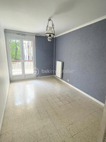 Appartement T2 avec balcon en RDC, garage et parking – Résidence Le Bel Ormeaux – Aix-en-Provence

Vous recherchez un appartement lumineux avec un fort potentiel dans un secteur recherché d'Aix-en-Provence ? Cette opportunité est faite pour vous !

Situé au sein de la résidence Le Bel Ormeaux, avenue Jean-Paul Coste, cet appartement de type 2 bénéficie d'une exposition plein sud, idéale pour profiter d'une belle luminosité tout au long de la journée.

Dès l'entrée, vous découvrirez un séjour de 16 m², équipé d'une climatisation réversible, ouvrant sur un balcon de 7 m², parfait pour profiter des journées ensoleillées. La cuisine indépendante de 11 m² offre un bel espace fonctionnel. Côté nuit, vous disposerez d'une chambre de 11 m² avec placard, d'un dressing de 2,5 m², d'une salle de bains de 7 m² ainsi que d'un WC indépendant.

Les fenêtres en PVC double vitrage assurent un excellent confort thermique et phonique.

En complément, ce bien dispose d'un garage fermé d'environ 15 m² ainsi que d'une place de parking privative, deux prestations particulièrement recherchées à Aix-en-Provence.

Quelques travaux de rafraîchissement permettront de révéler tout le potentiel de cet appartement et de le personnaliser selon vos goûts.

Un emplacement privilégié

La résidence bénéficie d'un environnement pratique avec de nombreux commerces de proximité, accessibles en quelques minutes. Vous rejoindrez également le centre-ville d'Aix-en-Provence et le Cours Mirabeau en seulement 7 à 10 minutes en voiture ou en environ 30 à 35 minutes à pied, tout en profitant d'un cadre de vie agréable.

Les atouts du bien :

✔ Résidence calme et recherchée
✔ Exposition plein sud
✔ Balcon de 7 m²
✔ Séjour climatisé
✔ Cuisine indépendante de 11 m²
✔ Chambre avec placard
✔ Dressing
✔ Double vitrage PVC
✔ Garage fermé d'environ 15 m²
✔ Place de parking privative
✔ Commerces à proximité immédiate
✔ Centre-ville rapidement accessible
✔ Beau potentiel après rénovation

Idéal pour un premier achat, un pied-à-terre ou un investissement locatif, cet appartement réunit tous les critères pour un projet réussi.

📞 N'attendez plus pour le découvrir ! Contactez moi dès aujourd'hui afin d'organiser une visite.