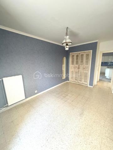 Appartement T2 avec balcon en RDC, garage et parking – Résidence Le Bel Ormeaux – Aix-en-Provence

Vous recherchez un appartement lumineux avec un fort potentiel dans un secteur recherché d'Aix-en-Provence ? Cette opportunité est faite pour vous !

Situé au sein de la résidence Le Bel Ormeaux, avenue Jean-Paul Coste, cet appartement de type 2 bénéficie d'une exposition plein sud, idéale pour profiter d'une belle luminosité tout au long de la journée.

Dès l'entrée, vous découvrirez un séjour de 16 m², équipé d'une climatisation réversible, ouvrant sur un balcon de 7 m², parfait pour profiter des journées ensoleillées. La cuisine indépendante de 11 m² offre un bel espace fonctionnel. Côté nuit, vous disposerez d'une chambre de 11 m² avec placard, d'un dressing de 2,5 m², d'une salle de bains de 7 m² ainsi que d'un WC indépendant.

Les fenêtres en PVC double vitrage assurent un excellent confort thermique et phonique.

En complément, ce bien dispose d'un garage fermé d'environ 15 m² ainsi que d'une place de parking privative, deux prestations particulièrement recherchées à Aix-en-Provence.

Quelques travaux de rafraîchissement permettront de révéler tout le potentiel de cet appartement et de le personnaliser selon vos goûts.

Un emplacement privilégié

La résidence bénéficie d'un environnement pratique avec de nombreux commerces de proximité, accessibles en quelques minutes. Vous rejoindrez également le centre-ville d'Aix-en-Provence et le Cours Mirabeau en seulement 7 à 10 minutes en voiture ou en environ 30 à 35 minutes à pied, tout en profitant d'un cadre de vie agréable.

Les atouts du bien :

✔ Résidence calme et recherchée
✔ Exposition plein sud
✔ Balcon de 7 m²
✔ Séjour climatisé
✔ Cuisine indépendante de 11 m²
✔ Chambre avec placard
✔ Dressing
✔ Double vitrage PVC
✔ Garage fermé d'environ 15 m²
✔ Place de parking privative
✔ Commerces à proximité immédiate
✔ Centre-ville rapidement accessible
✔ Beau potentiel après rénovation

Idéal pour un premier achat, un pied-à-terre ou un investissement locatif, cet appartement réunit tous les critères pour un projet réussi.

📞 N'attendez plus pour le découvrir ! Contactez moi dès aujourd'hui afin d'organiser une visite.