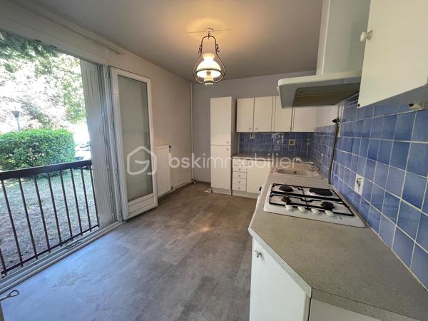 Appartement T2 avec balcon en RDC, garage et parking – Résidence Le Bel Ormeaux – Aix-en-Provence

Vous recherchez un appartement lumineux avec un fort potentiel dans un secteur recherché d'Aix-en-Provence ? Cette opportunité est faite pour vous !

Situé au sein de la résidence Le Bel Ormeaux, avenue Jean-Paul Coste, cet appartement de type 2 bénéficie d'une exposition plein sud, idéale pour profiter d'une belle luminosité tout au long de la journée.

Dès l'entrée, vous découvrirez un séjour de 16 m², équipé d'une climatisation réversible, ouvrant sur un balcon de 7 m², parfait pour profiter des journées ensoleillées. La cuisine indépendante de 11 m² offre un bel espace fonctionnel. Côté nuit, vous disposerez d'une chambre de 11 m² avec placard, d'un dressing de 2,5 m², d'une salle de bains de 7 m² ainsi que d'un WC indépendant.

Les fenêtres en PVC double vitrage assurent un excellent confort thermique et phonique.

En complément, ce bien dispose d'un garage fermé d'environ 15 m² ainsi que d'une place de parking privative, deux prestations particulièrement recherchées à Aix-en-Provence.

Quelques travaux de rafraîchissement permettront de révéler tout le potentiel de cet appartement et de le personnaliser selon vos goûts.

Un emplacement privilégié

La résidence bénéficie d'un environnement pratique avec de nombreux commerces de proximité, accessibles en quelques minutes. Vous rejoindrez également le centre-ville d'Aix-en-Provence et le Cours Mirabeau en seulement 7 à 10 minutes en voiture ou en environ 30 à 35 minutes à pied, tout en profitant d'un cadre de vie agréable.

Les atouts du bien :

✔ Résidence calme et recherchée
✔ Exposition plein sud
✔ Balcon de 7 m²
✔ Séjour climatisé
✔ Cuisine indépendante de 11 m²
✔ Chambre avec placard
✔ Dressing
✔ Double vitrage PVC
✔ Garage fermé d'environ 15 m²
✔ Place de parking privative
✔ Commerces à proximité immédiate
✔ Centre-ville rapidement accessible
✔ Beau potentiel après rénovation

Idéal pour un premier achat, un pied-à-terre ou un investissement locatif, cet appartement réunit tous les critères pour un projet réussi.

📞 N'attendez plus pour le découvrir ! Contactez moi dès aujourd'hui afin d'organiser une visite.
