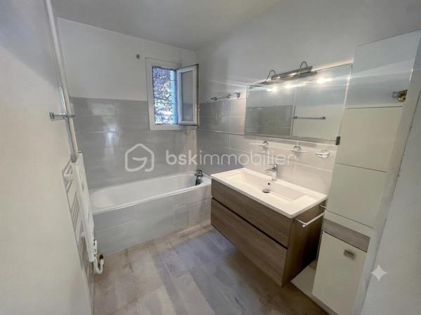Appartement T2 avec balcon en RDC, garage et parking – Résidence Le Bel Ormeaux – Aix-en-Provence

Vous recherchez un appartement lumineux avec un fort potentiel dans un secteur recherché d'Aix-en-Provence ? Cette opportunité est faite pour vous !

Situé au sein de la résidence Le Bel Ormeaux, avenue Jean-Paul Coste, cet appartement de type 2 bénéficie d'une exposition plein sud, idéale pour profiter d'une belle luminosité tout au long de la journée.

Dès l'entrée, vous découvrirez un séjour de 16 m², équipé d'une climatisation réversible, ouvrant sur un balcon de 7 m², parfait pour profiter des journées ensoleillées. La cuisine indépendante de 11 m² offre un bel espace fonctionnel. Côté nuit, vous disposerez d'une chambre de 11 m² avec placard, d'un dressing de 2,5 m², d'une salle de bains de 7 m² ainsi que d'un WC indépendant.

Les fenêtres en PVC double vitrage assurent un excellent confort thermique et phonique.

En complément, ce bien dispose d'un garage fermé d'environ 15 m² ainsi que d'une place de parking privative, deux prestations particulièrement recherchées à Aix-en-Provence.

Quelques travaux de rafraîchissement permettront de révéler tout le potentiel de cet appartement et de le personnaliser selon vos goûts.

Un emplacement privilégié

La résidence bénéficie d'un environnement pratique avec de nombreux commerces de proximité, accessibles en quelques minutes. Vous rejoindrez également le centre-ville d'Aix-en-Provence et le Cours Mirabeau en seulement 7 à 10 minutes en voiture ou en environ 30 à 35 minutes à pied, tout en profitant d'un cadre de vie agréable.

Les atouts du bien :

✔ Résidence calme et recherchée
✔ Exposition plein sud
✔ Balcon de 7 m²
✔ Séjour climatisé
✔ Cuisine indépendante de 11 m²
✔ Chambre avec placard
✔ Dressing
✔ Double vitrage PVC
✔ Garage fermé d'environ 15 m²
✔ Place de parking privative
✔ Commerces à proximité immédiate
✔ Centre-ville rapidement accessible
✔ Beau potentiel après rénovation

Idéal pour un premier achat, un pied-à-terre ou un investissement locatif, cet appartement réunit tous les critères pour un projet réussi.

📞 N'attendez plus pour le découvrir ! Contactez moi dès aujourd'hui afin d'organiser une visite.