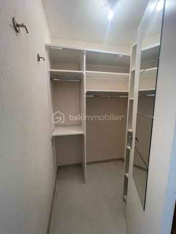 Appartement T2 avec balcon en RDC, garage et parking – Résidence Le Bel Ormeaux – Aix-en-Provence

Vous recherchez un appartement lumineux avec un fort potentiel dans un secteur recherché d'Aix-en-Provence ? Cette opportunité est faite pour vous !

Situé au sein de la résidence Le Bel Ormeaux, avenue Jean-Paul Coste, cet appartement de type 2 bénéficie d'une exposition plein sud, idéale pour profiter d'une belle luminosité tout au long de la journée.

Dès l'entrée, vous découvrirez un séjour de 16 m², équipé d'une climatisation réversible, ouvrant sur un balcon de 7 m², parfait pour profiter des journées ensoleillées. La cuisine indépendante de 11 m² offre un bel espace fonctionnel. Côté nuit, vous disposerez d'une chambre de 11 m² avec placard, d'un dressing de 2,5 m², d'une salle de bains de 7 m² ainsi que d'un WC indépendant.

Les fenêtres en PVC double vitrage assurent un excellent confort thermique et phonique.

En complément, ce bien dispose d'un garage fermé d'environ 15 m² ainsi que d'une place de parking privative, deux prestations particulièrement recherchées à Aix-en-Provence.

Quelques travaux de rafraîchissement permettront de révéler tout le potentiel de cet appartement et de le personnaliser selon vos goûts.

Un emplacement privilégié

La résidence bénéficie d'un environnement pratique avec de nombreux commerces de proximité, accessibles en quelques minutes. Vous rejoindrez également le centre-ville d'Aix-en-Provence et le Cours Mirabeau en seulement 7 à 10 minutes en voiture ou en environ 30 à 35 minutes à pied, tout en profitant d'un cadre de vie agréable.

Les atouts du bien :

✔ Résidence calme et recherchée
✔ Exposition plein sud
✔ Balcon de 7 m²
✔ Séjour climatisé
✔ Cuisine indépendante de 11 m²
✔ Chambre avec placard
✔ Dressing
✔ Double vitrage PVC
✔ Garage fermé d'environ 15 m²
✔ Place de parking privative
✔ Commerces à proximité immédiate
✔ Centre-ville rapidement accessible
✔ Beau potentiel après rénovation

Idéal pour un premier achat, un pied-à-terre ou un investissement locatif, cet appartement réunit tous les critères pour un projet réussi.

📞 N'attendez plus pour le découvrir ! Contactez moi dès aujourd'hui afin d'organiser une visite.