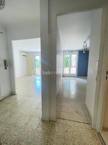 Appartement T2 avec balcon en RDC, garage et parking – Résidence Le Bel Ormeaux – Aix-en-Provence

Vous recherchez un appartement lumineux avec un fort potentiel dans un secteur recherché d'Aix-en-Provence ? Cette opportunité est faite pour vous !

Situé au sein de la résidence Le Bel Ormeaux, avenue Jean-Paul Coste, cet appartement de type 2 bénéficie d'une exposition plein sud, idéale pour profiter d'une belle luminosité tout au long de la journée.

Dès l'entrée, vous découvrirez un séjour de 16 m², équipé d'une climatisation réversible, ouvrant sur un balcon de 7 m², parfait pour profiter des journées ensoleillées. La cuisine indépendante de 11 m² offre un bel espace fonctionnel. Côté nuit, vous disposerez d'une chambre de 11 m² avec placard, d'un dressing de 2,5 m², d'une salle de bains de 7 m² ainsi que d'un WC indépendant.

Les fenêtres en PVC double vitrage assurent un excellent confort thermique et phonique.

En complément, ce bien dispose d'un garage fermé d'environ 15 m² ainsi que d'une place de parking privative, deux prestations particulièrement recherchées à Aix-en-Provence.

Quelques travaux de rafraîchissement permettront de révéler tout le potentiel de cet appartement et de le personnaliser selon vos goûts.

Un emplacement privilégié

La résidence bénéficie d'un environnement pratique avec de nombreux commerces de proximité, accessibles en quelques minutes. Vous rejoindrez également le centre-ville d'Aix-en-Provence et le Cours Mirabeau en seulement 7 à 10 minutes en voiture ou en environ 30 à 35 minutes à pied, tout en profitant d'un cadre de vie agréable.

Les atouts du bien :

✔ Résidence calme et recherchée
✔ Exposition plein sud
✔ Balcon de 7 m²
✔ Séjour climatisé
✔ Cuisine indépendante de 11 m²
✔ Chambre avec placard
✔ Dressing
✔ Double vitrage PVC
✔ Garage fermé d'environ 15 m²
✔ Place de parking privative
✔ Commerces à proximité immédiate
✔ Centre-ville rapidement accessible
✔ Beau potentiel après rénovation

Idéal pour un premier achat, un pied-à-terre ou un investissement locatif, cet appartement réunit tous les critères pour un projet réussi.

📞 N'attendez plus pour le découvrir ! Contactez moi dès aujourd'hui afin d'organiser une visite.